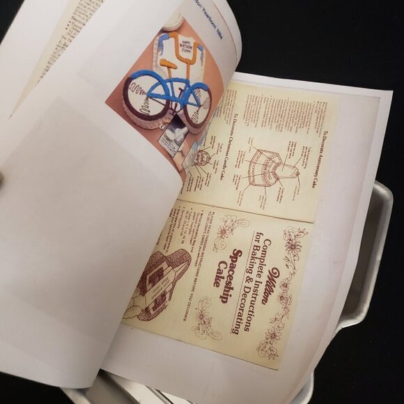 Wilton Spaceship Cake Pan with Color Instructions - Picture 8 of 10